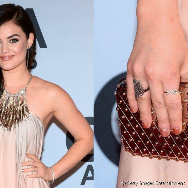Lucy Hale usou uma tonalidade discreta de cobre no batom e no esmalte para o CMA Awards 2013